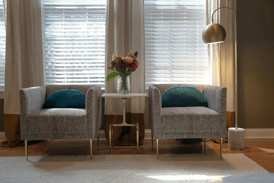 Consultorio con dos sillones y luz natural