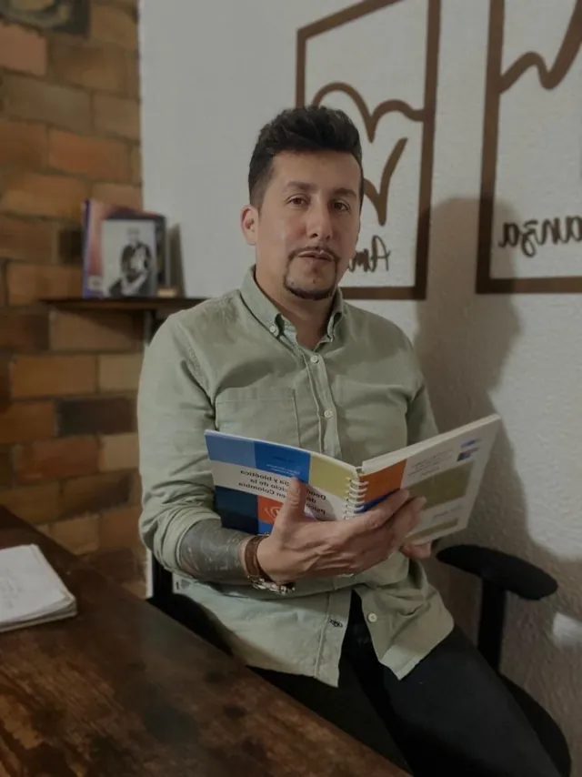 John Anderson Cantor Pérez, psicólogo, en su consultorio